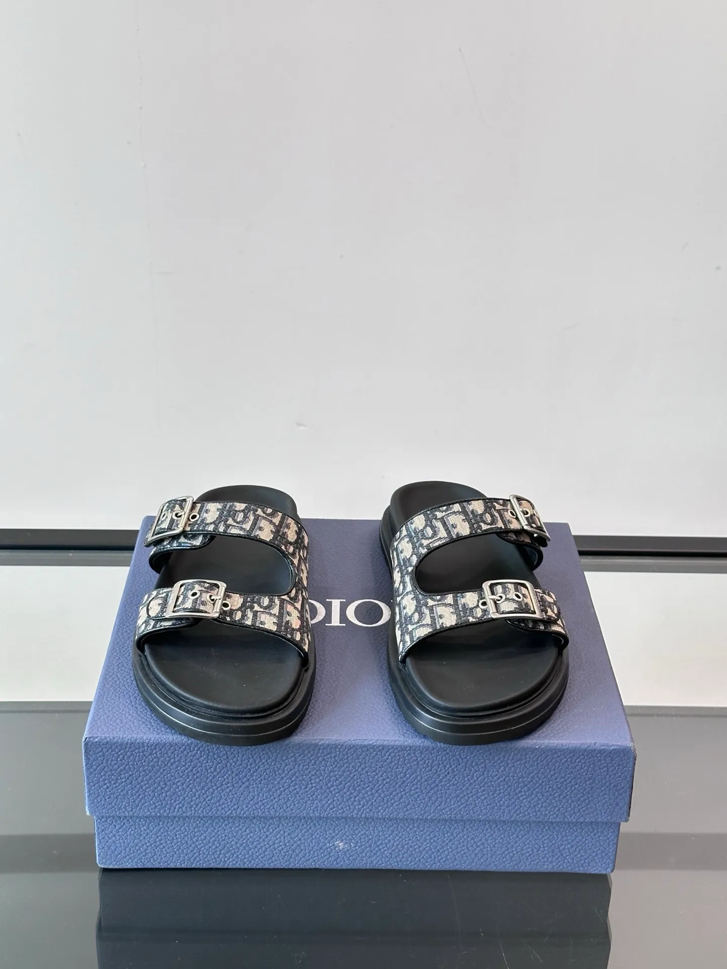 Factory price: 300💰Dior Aqua men's sandals and slippers. Showcasing Dior haute couture design. The Dior gray suede strap is accented with an aluminum Dior buckle for added style. Paired with a comfortable tonal notch sole, they pair easily with shorts or jeans for a sophisticated look. Main body: suede cow leather, technical fabric lining: cow leather, with adjustable straps, aluminum Dior buckle, Dior gray EVA insole, tonal notch rubber outsole splicing structure👌👌 size: 38-44 (45.46 customized)